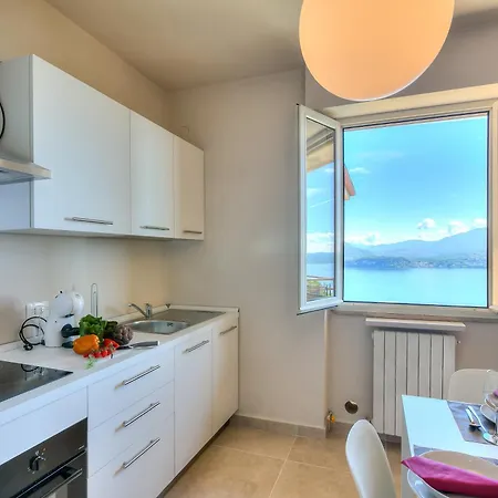 The Golden View: 2-bed W/ Ac - Happy Lejlighed *