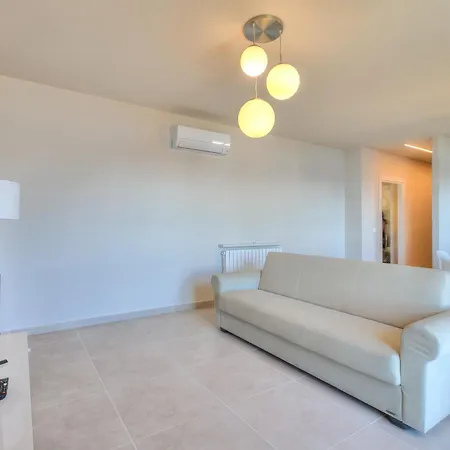 The Golden View: 2-bed W/ Ac - Happy *