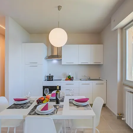 The Golden View: 2-bed W/ Ac - Happy Lejlighed *